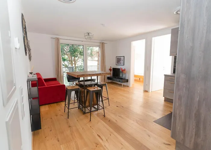 Apartment Luxurious With Big Balcony Near Center